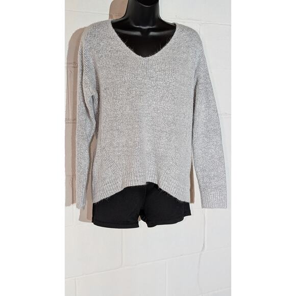 Old Navy V-Neck Knit Sweater Pullover Gray Long Sleeve Relaxed Fit Medium - Picture 1 of 4